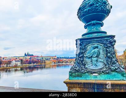 Details der schönen alten Straßenlaterne auf der Legionsbrücke mit Moldau und St. Veits Kathedrale im Hintergrund, Prag, Tschechische Republik Stockfoto