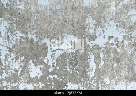 Verzinktes Metall mit Überresten von alter Farbe. Gealterte Oberfläche. Stockfoto