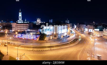 Nachtzentrale Auffahrt Kreuzung mit langer Belichtung. Luftpanorama auf Pavlivska Platz, Dormition Kathedrale mit Beleuchtung. Downtown Street Stockfoto