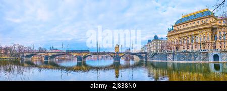 Prager Panorama mit Moldau, Legionenbrücke, Nationaltheater und Veitsdom im Hintergrund, Tschechische Republik Stockfoto