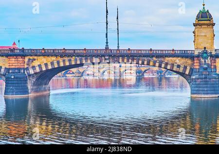 Der Blick auf die alte Steinlegionbrücke und die Karlsbrücke über die Moldau, durch ihren Bogen gesehen, Prag, Tschechische Republik Stockfoto