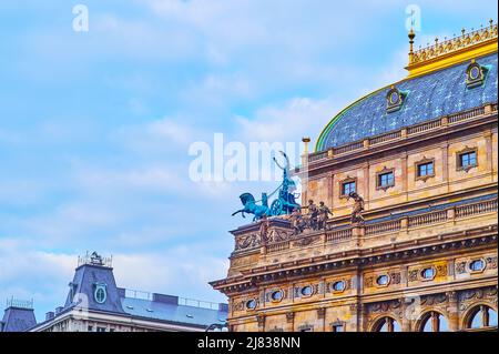 Die kunstvoll gestalteten Details des Nationaltheaters - der bronzene Wagen und Steinfiguren im oberen Teil des Gebäudes, Prag, Tschechische Republik Stockfoto