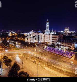 Nächtliche Straßen im Stadtzentrum mit langer Belichtung. Luftaufnahme der Dormition Kathedrale mit Beleuchtung. Innenstadt Straßen in Charkiw, Ukraine Stockfoto