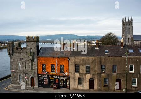 Castle Street, St. Munchins Church und der Fluss Shannon aus der Sicht von King John's Castle in Limerick, Irland. Stockfoto