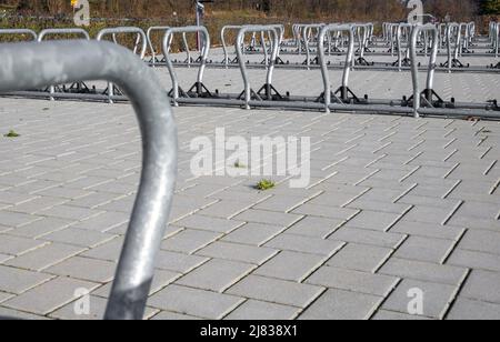 Nahaufnahmen einer Gruppe moderner Fahrradträger in Bracketform auf einem großen öffentlichen Parkplatz Stockfoto