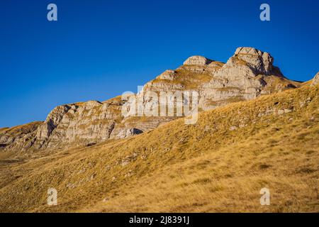 Montenegro. Durmitor National Park. Saddle Pass. Alpwiesen. Berglandschaft. Reisen Sie durch Montenegro Konzept Stockfoto