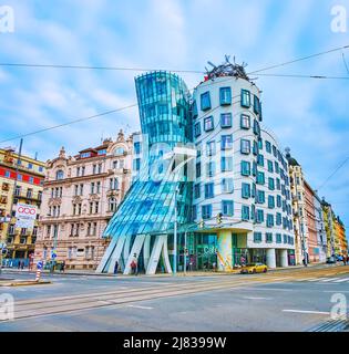 PRAG, TSCHECHISCHE REPUBLIK - 5. MÄRZ 2022: Das Tanzhaus im neubarocken (dekonstruktivistischen) Stil, das sich am Ufer der Moldau (Rasin) am Ma befindet Stockfoto