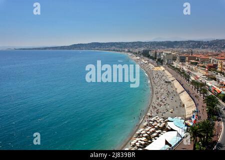 Erhöhte Aufnahme der Promenade de Anglais, aufgenommen in Nizza, Frankreich an einem sonnigen Sommertag. Das Bild wurde auf dem Weg nach Colline du Château (Burgberg) aufgenommen. Stockfoto