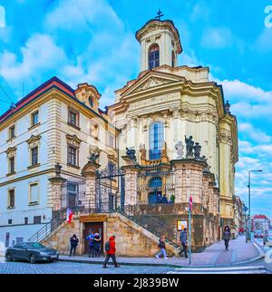 PRAG, TSCHECHISCHE REPUBLIK - 5. MÄRZ 2022: Fassade der orthodoxen St. Cyrill und St. Methodius Kathedrale mit Säulen und Zierleisten, Resslova Straße, Neustadt, auf der M Stockfoto