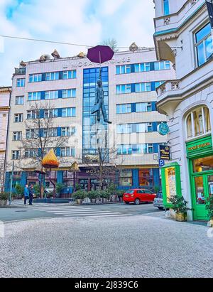 PRAG, TSCHECHISCHE REPUBLIK - 5. MÄRZ 2022: Die Skulptur des hängenden Regenschirmmenschen oder eine leichte Unsicherheit vor dem Mosaic House Design Hotel, Odboru Stre Stockfoto