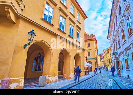 Die mittelalterliche Husova-Straße befindet sich in Stare Mesto (Altstadt), Prag, Tschechische Republik Stockfoto