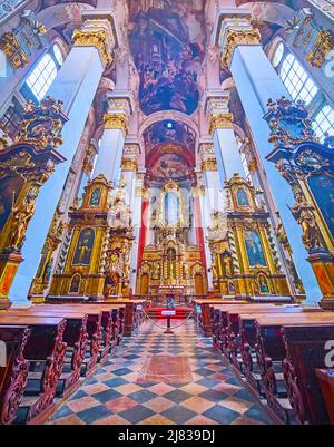 PRAG, TSCHECHISCHE REPUBLIK - 5. MÄRZ 2022: Prachtvolles barockes Interieur der St. Giles (Sv Jilji) Kirche mit Schnitzereien, Vergoldungen, Gemälden und Stuckverzierungen am März Stockfoto