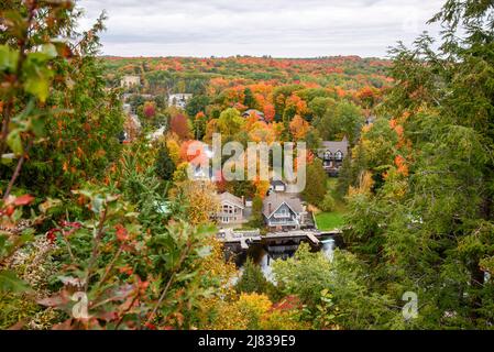 Blick von der Vorzeit der modernen Häuser in einer schönen Waldlandschaft während der Herbstfärbung. Huntsville, ON, Kanada. Stockfoto
