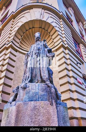 Beeindruckende Statue von Rabbi Loew in der Ecknische des Neuen Rathauses auf dem Marienplatz, Prag, Tschechische Republik Stockfoto