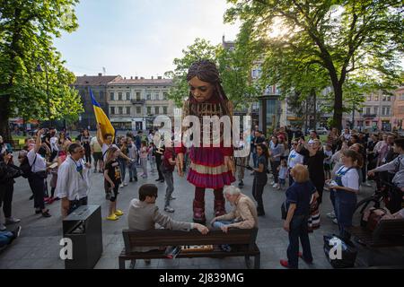 Lviv, Ukraine - 11. Mai 2022: Die kleine Amal, eine riesige Marionette, die ein syrisches Flüchtlingsmädchen darstellt, in Lviv, Ukraine Stockfoto