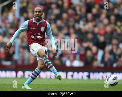 13. April 2013 - Fußball - Barclays Premiership Fußball - Aston Villa Vs. Fulham - Fabian Delph von der Aston Villa sprüht einen Pass zum Flügel. - Foto: Paul Roberts / Pathos. Stockfoto