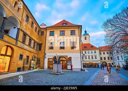 PRAG, TSCHECHISCHE REPUBLIK - 5. MÄRZ 2022: Historischer Tynsky Dvur Hof mit mittelalterlichem Granovsky Palast, alten Restaurants und Pubs, am 5. März in Prag Stockfoto