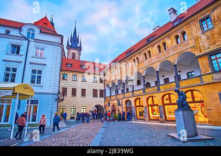 PRAG, TSCHECHISCHE REPUBLIK - 5. MÄRZ 2022: Außenansicht des mittelalterlichen Granovsky-Palastes, bedeckt mit Sgraffito-Dekoration, im Tynhof (Tynsky Dvur), o Stockfoto