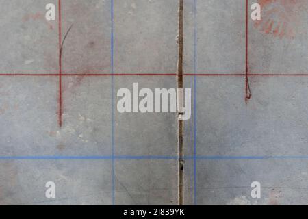 Die horizontalen und vertikalen Paralel-Linien in Blau und Rot für detaillierte Metallrahmen-Installationen, die die folgenden Trockenmauern halten werden. Stockfoto