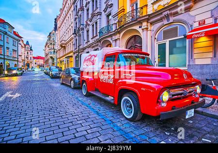 PRAG, TSCHECHISCHE REPUBLIK - 5. MÄRZ 2022: Die Abendstraße der Altstadt mit leuchtend rotem Vintage Coca-Cola Ford F100 Pickup-Truck, am James gelegen Stockfoto