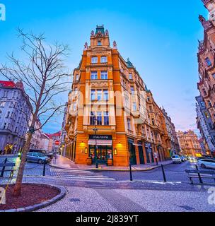 PRAG, TSCHECHISCHE REPUBLIK - 5. MÄRZ 2022: Die abendliche Vezenska-Straße der Altstadt mit Blick auf die Eckfassade des historischen Stadthauses, am 5. März in Prag Stockfoto