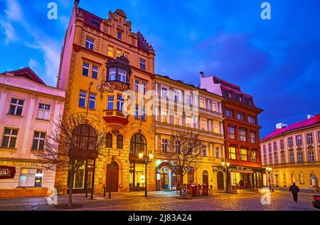 PRAG, TSCHECHISCHE REPUBLIK - 5. MÄRZ 2022: Abend Ovocny Trh (Obstmarkt) Platz mit verzierten Fassade des historischen Hauses am tschechischen Adler, dekoriert wi Stockfoto