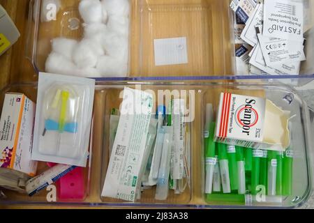 Ein Tablett mit Ausrüstung - Blutnadeln und Vorinjektionstupfer für die Blutprobenentnahme. Medizinisches Konzept. Stockfoto