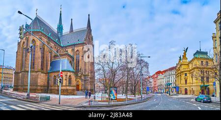 PRAG, TSCHECHISCHE REPUBLIK - 5. MÄRZ 2022: Panorama des Friedensplatzes mit der St. Ludmila Kirche, dem Nationalhaus Vinohrady und historischen Häusern, am 5. März in P Stockfoto