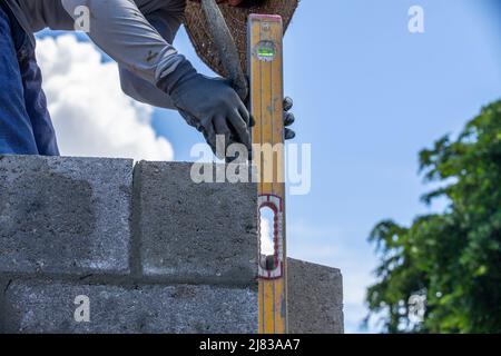 Mason überprüft seine Arbeit auf Niveau Stockfoto