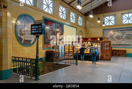 Zugang Zu Den Bahnsteigen Am Bahnhof Wittenbergplatz In Berlin Stockfoto