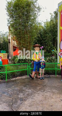 Orlando, FL USA-27. November 2019: Woody aus dem Film Toy Story possing für ein Foto in den Hollywood Studios in Orlando, Florida. Stockfoto