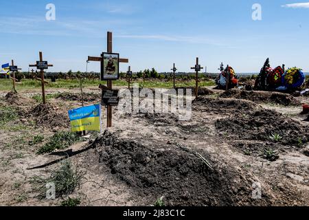 Dnipro, Dnipro, Ukraine. 12.. Mai 2022. Eine allgemeine Ansicht eines Massengrabes für ukrainische Soldaten, die seit Beginn des Donbass-Krieges von 2014 und des Russischen Krieges von 2022 während der russischen Invasion gestorben sind. (Bild: © Daniel Ceng Shou-Yi/ZUMA Press Wire) Stockfoto