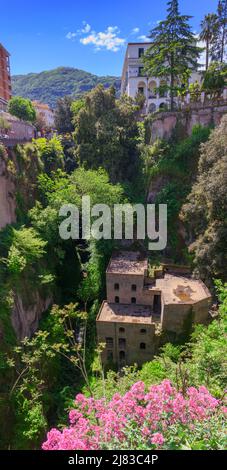 Blick auf das „Vallone dei Mulini“ oder das Tal der Mühlen, eine der berühmtesten Sehenswürdigkeiten von Sorrent in Kampanien, Italien. Stockfoto