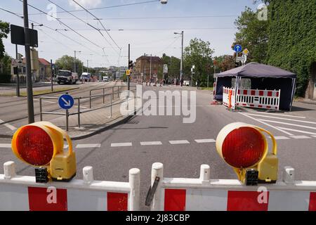 Stuttgart, Deutschland. 12.. Mai 2022. Im Stadtteil Bad Cannstatt ist die Rosensteinbrücke geschlossen. Die Brücke, die den Neckar überquert, ist nicht mehr belastbar und ab sofort für den Verkehr gesperrt. Fußgänger oder Radfahrer dürfen die Brücke jedoch weiterhin nutzen, teilte die Stadt Stuttgart am Donnerstag mit. Quelle: Andreas Rosar/dpa/Alamy Live News Stockfoto