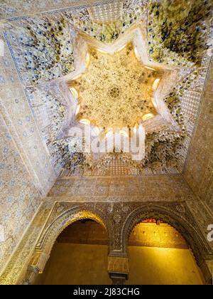 Decke im Abencerrajes-Raum (Sala de Abencerrajes) des Lions-Palastes im Nasriden-Königspalast-Komplex - Alhambra-Komplex - Granada, Spanien Stockfoto