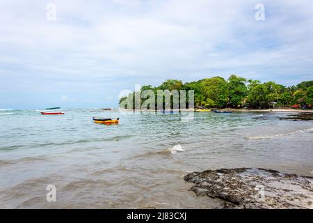 Blick auf Strand und Bucht, Playa Puerto Viejo de Talamanca, Puerto Viejo de Talamanca, Provinz Limón, Republik Costa Rica Stockfoto