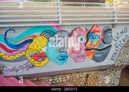 PODGORICA, MONTENEGRO - 29. OKTOBER 2021: Graffiti-Arbeit eines nicht identifizierten Künstlers an einer Wand Stockfoto