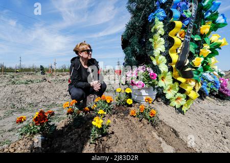 Dnipro, Dnipro, Ukraine. 12.. Mai 2022. Mutter des verstorbenen ukrainischen Soldaten Alexander zollt am Grab Tribut, nachdem er im März irgendwo im Donbas im Kampf gegen die russische Invasion gestorben ist. (Bild: © Daniel Ceng Shou-Yi/ZUMA Press Wire) Stockfoto