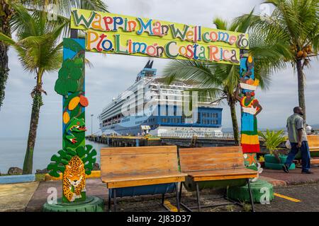 Marella Explorer 2 Schiff hinter Willkommensschild, Puerto Limon Kreuzfahrthafen, Puerto Limon, Provinz Limón, Republik Costa Rica Stockfoto