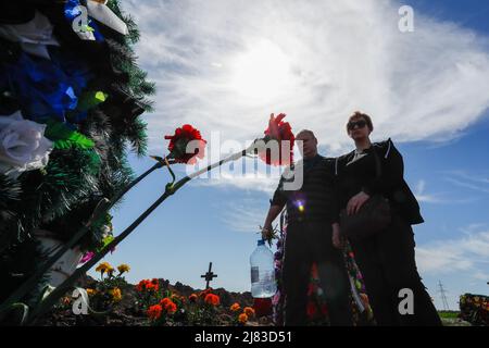 Dnipro, Dnipro, Ukraine. 12.. Mai 2022. Eltern des verstorbenen ukrainischen Soldaten Alexander zollen am Grab Tribut, nachdem er im März irgendwo im Donbas im Kampf gegen die russische Invasion gestorben war. (Bild: © Daniel Ceng Shou-Yi/ZUMA Press Wire) Stockfoto