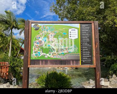 Tampa, FL USA - 11. November 2021: Die Parkkarte bei Busch Gardens in Tampa, Florida. Stockfoto