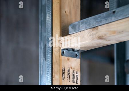 Neu konstruierte Teile für einen Türrahmen aus Holz und verzinktem Stahl Stockfoto