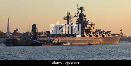 Sewastopol, Krim - 27. Juli 2012: Militärkreuzer "Moskau" in der Bucht von Sewastopol. Russische (sowjetische) Wachen Raketencruiser, das Haupt-Schiff und Flaggschiff Stockfoto