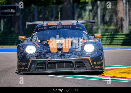 Imola, Italien - 12/05/2022, 18 HARYANTO Andrew (ind), PICARIELLO Alessio (bel), RUMP Martin (est), Absolute Racing, Porsche 911 RSR-19, Action während der 4 Stunden von Imola 2022, 2. Runde der European Le Mans Series 2022 auf dem Imola Circuit vom 12. Bis 15. Mai, in Imola, Italien - Foto Paulo Maria / DPPI Stockfoto