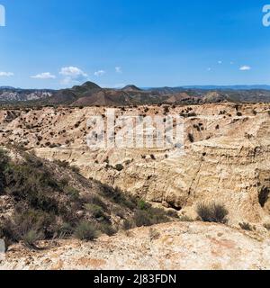 Blick auf Canyons, hügelige Landschaft in der Wüste Tabernas, Naturschutzgebiet, Halbwüste bei Cabo de Gata, Almeria, Andalusien, Spanien Stockfoto