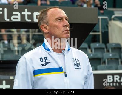 Sport, Fussball, Benefizspiel, Freundschaftsspiel, 11.05.2022, Borussia Mönchengladbach gegen ukrainische Nationalmannschaft 1-2, Stadion Borussia-Park, Cheftrainer Oleksandr Petrakov (UKR), Sport, Fußball, Benefizspiel, Freundschaftsspiel, 11.05.2022, Borussia Mönchengladbach gegen ukrainische Nationalmannschaft 1-2, Stadion Borussia Park, Cheftrainer Oleksandr Petrakov (UKR) *** Ortsüberschrift *** Sport, Fußball, Benefizspiel, Freundschaftsspiel, 11.05.2022, Borussia Mönchengladbach gegen ukrainische Nationalmannschaft 1-2, Stadion Borussia Park, Cheftrainer Oleksandr Petrakov (UKR) Stockfoto