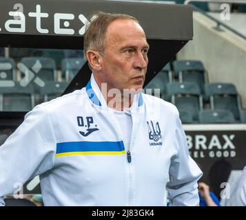 Sport, Fussball, Benefizspiel, Freundschaftsspiel, 11.05.2022, Borussia Mönchengladbach gegen ukrainische Nationalmannschaft 1-2, Stadion Borussia-Park, Cheftrainer Oleksandr Petrakov (UKR), Sport, Fußball, Benefizspiel, Freundschaftsspiel, 11.05.2022, Borussia Mönchengladbach gegen ukrainische Nationalmannschaft 1-2, Stadion Borussia Park, Cheftrainer Oleksandr Petrakov (UKR) *** Ortsüberschrift *** Sport, Fußball, Benefizspiel, Freundschaftsspiel, 11.05.2022, Borussia Mönchengladbach gegen ukrainische Nationalmannschaft 1-2, Stadion Borussia Park, Cheftrainer Oleksandr Petrakov (UKR) Stockfoto