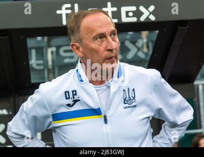 Sport, Fussball, Benefizspiel, Freundschaftsspiel, 11.05.2022, Borussia Mönchengladbach gegen ukrainische Nationalmannschaft 1-2, Stadion Borussia-Park, Cheftrainer Oleksandr Petrakov (UKR), Sport, Fußball, Benefizspiel, Freundschaftsspiel, 11.05.2022, Borussia Mönchengladbach gegen ukrainische Nationalmannschaft 1-2, Stadion Borussia Park, Cheftrainer Oleksandr Petrakov (UKR) *** Ortsüberschrift *** Sport, Fußball, Benefizspiel, Freundschaftsspiel, 11.05.2022, Borussia Mönchengladbach gegen ukrainische Nationalmannschaft 1-2, Stadion Borussia Park, Cheftrainer Oleksandr Petrakov (UKR) Stockfoto