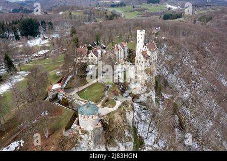 Drohnenaufnahme, Drohnenaufnahme, Schwäbische Alb mit Blick auf Schloss und Schloss Lichtenstein, Schlossgarten, Winter, Schnee, Reutlingen, Baden-Württemberg, Deutschland Stockfoto