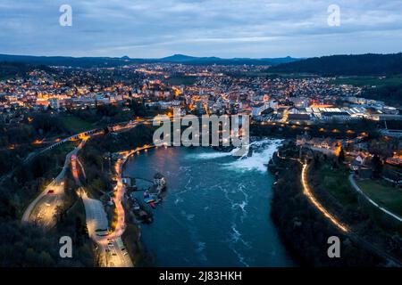 Drohnenaufnahme, Drohnenaufnahme des Rheinfalls, Ansicht von Schloss Laufen am Rheinfall mit Anlegestelle für Touristenboote, Neuhausen am Rheinfall im Stockfoto